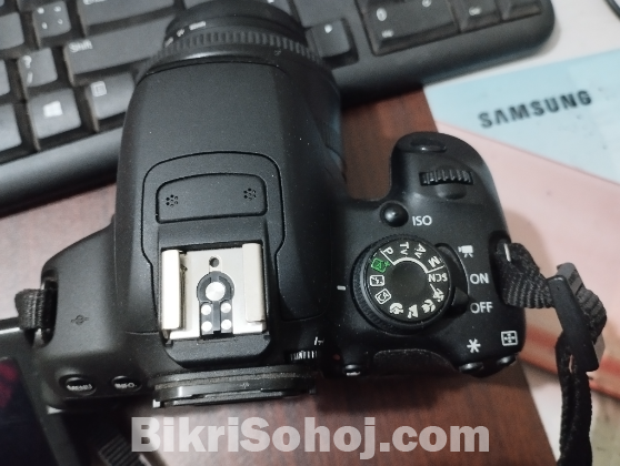 EOS 700D Camera with prime lens EF 35mm 1:2
